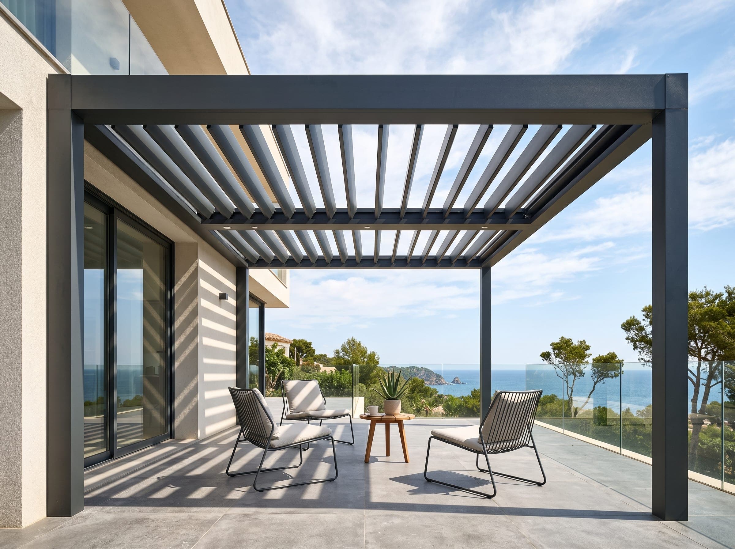 Pergola bioclimatique aluminium vue en contre-plongée, lames orientables entrouvertes contre le ciel
