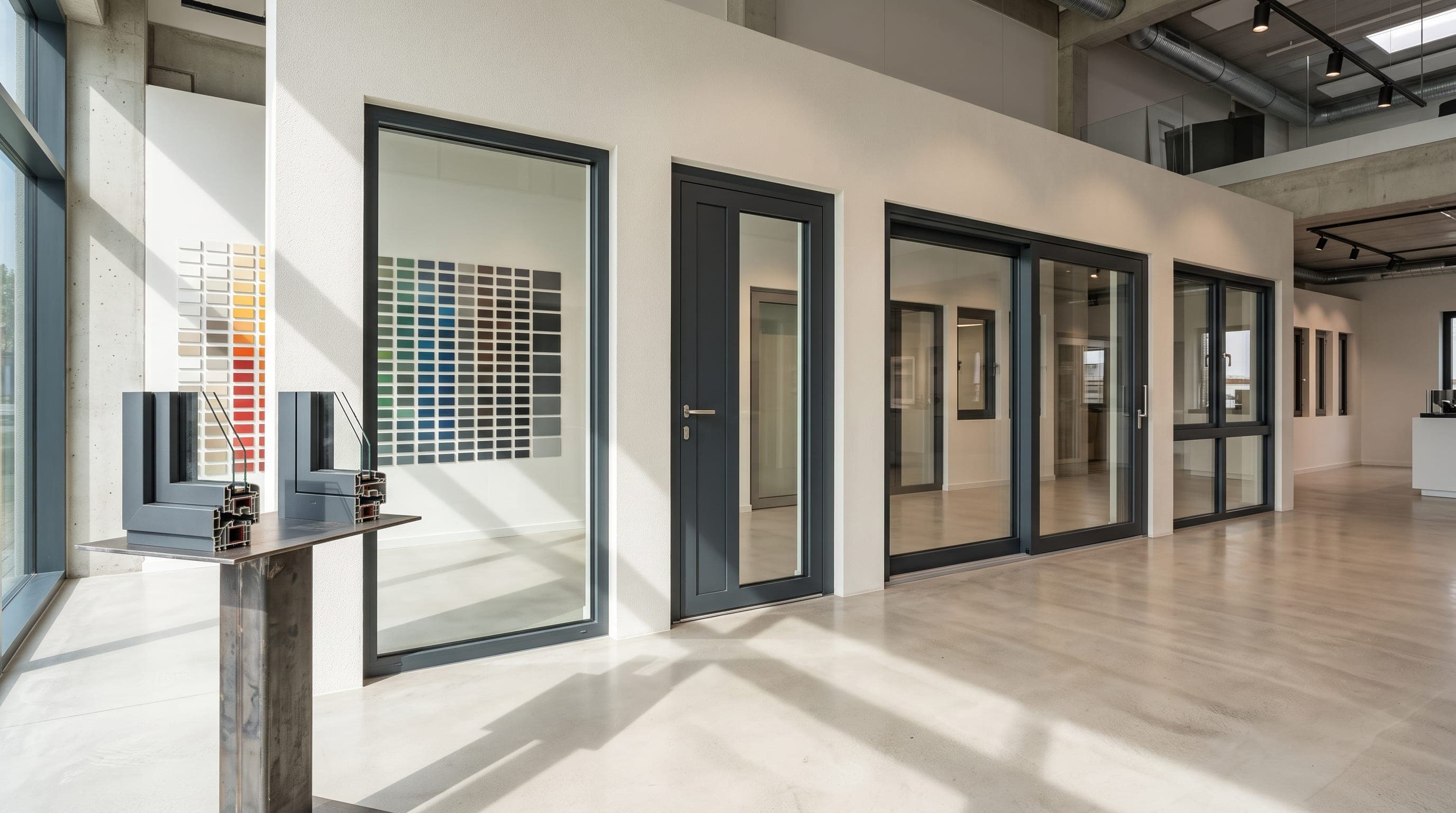 Showroom Fenestria à Foetz : fenêtres et portes d'exposition montées, échantillons de profilés en coupe